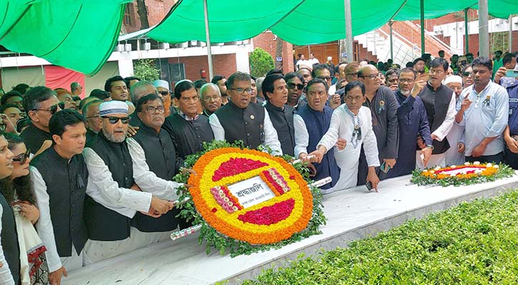 বঙ্গবন্ধুর সমাধিতে ঢাকা জেলা আওয়ামী লীগের শ্রদ্ধা